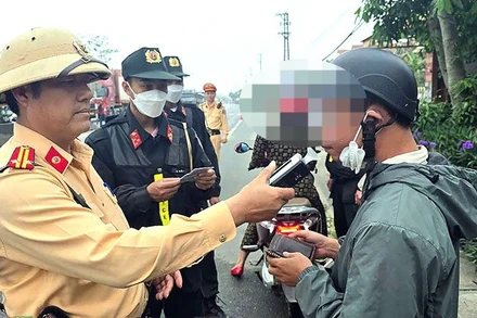 Cảnh sát giao thông, Công an Quảng Bình kiểm tra nồng độ cồn đối với người điều khiển xe máy.