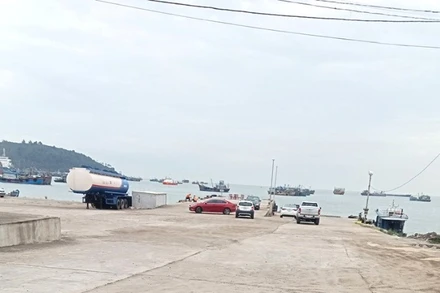 Cảng cá bến dịch vụ hậu cần nghề cá Mũi Ông, xã Quảng Đông, huyện Quảng Trạch.