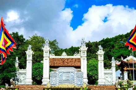 Đền Thánh mẫu Liễu Hạnh dưới chân đèo Ngang là điểm du lịch ở Quảng Bình