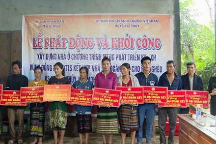 Lãnh đạo Mặt trận huyện Lệ Thủy trao biển tượng trưng hỗ trợ nhà ở cho các hộ nghèo ở vùng miền núi.