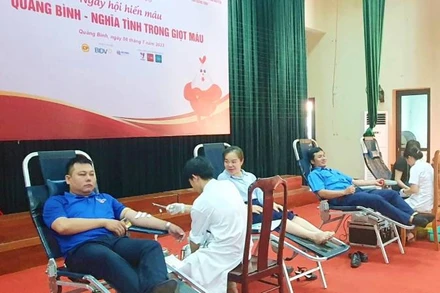 Đoàn viên, thanh niên tỉnh Quảng Bình tham gia hiến máu tình nguyện.