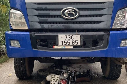 Hiện trường vụ tai nạn nghiêm trọng tại huyện Bố Trạch (Quảng Bình) làm 2 học sinh lớp 10 tử vong.