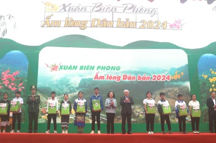 Đồng chí Trương Thị Mai và các đại biểu tặng quà cho học sinh nghèo vượt khó.