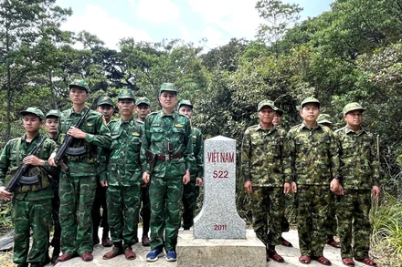 Cán bộ, chiến sĩ Đồn Biên phòng cửa khẩu quốc tế Cha Lo (Bộ đội Biên phòng Quảng Bình) và Đại đội Biên phòng 311 và 312 (Bộ Chỉ huy Quân sự tỉnh Khammouane) chụp ảnh lưu niệm bên mốc giới số 522.
