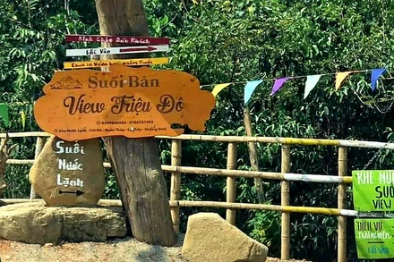 Một điểm du lịch, dịch vụ tự phát ở suối Nước Lạnh bị đình chỉ, buộc tháo dỡ.