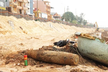 Quả bom sót lại sau chiến tranh chưa nổ nằm bên đường Trương Pháp, nơi có mật độ dân cư và phương tiện đông đúc của thành phố Đồng Hới.