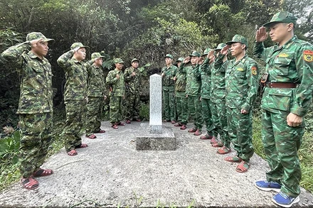 Lực lượng bảo vệ biên giới 2 nước Việt Nam và Lào làm lễ chào cột mốc quốc giới.