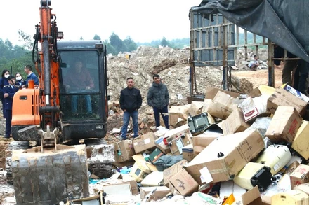 Lực lượng chức năng tiến hành tiêu hủy hàng lậu, hàng giả tại bãi rác Đồng Hới.