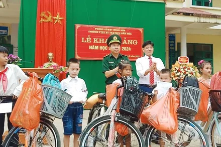 Tặng xe đạp cho học sinh đồng bào dân tộc thiểu số ở huyện Minh Hóa (Quảng Bình) vào đầu năm học 2023-2024.