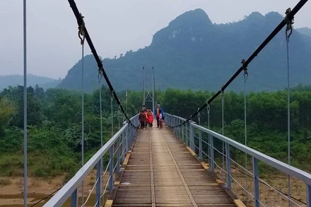 Cầu treo Kim Tiến, xã Kim Hóa, huyện Tuyên Hóa vừa được sửa chữa lại để bảo đảm an toàn cho người dân đi lại.