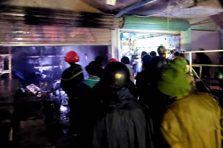 Lực lượng chữa cháy của Công an Quảng Bình nỗ lực dập lửa tại chợ Ba Đồn.