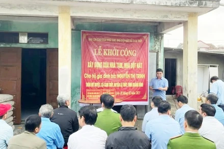 Ban Chỉ đạo xóa nhà tạm, nhà dột nát xã Cam Thủy, huyện Lệ Thủy khởi công xây dựng nhà cho hộ gia đình bà Nguyễn Thị Trinh.