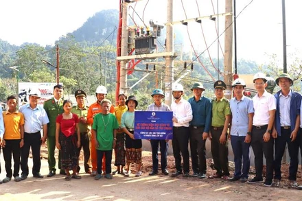 Các đại biểu và chính quyền xã Tân Trạch làm thủ tục đóng điện, đưa điện lưới quốc gia lên miền tây Quảng Bình.
