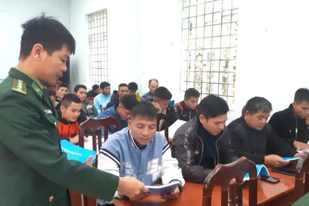 Cán bộ Đồn Biên phòng Làng Ho (Quảng Bình) cấp phát tài liệu kiến thức pháp luật cho bà con Bru-Vân Kiều 