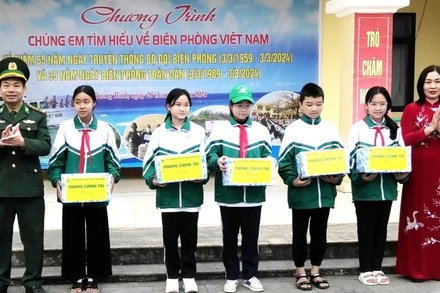 Đại diện Bộ Chỉ huy Bộ đội Biên phòng Quảng Bình trao quà học sinh có thành tích cao trong học tập ở thành phố Đồng Hới.