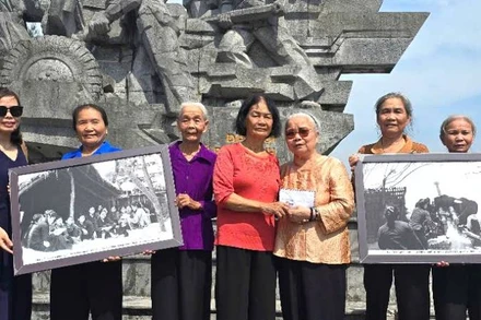 Gia đình nhà báo, liệt sĩ Lương Nghĩa Dũng trao tặng 2 bức ảnh tư liệu quý về Đại đội pháo binh Ngư Thủy cho các O nữ pháo thủ năm xưa.