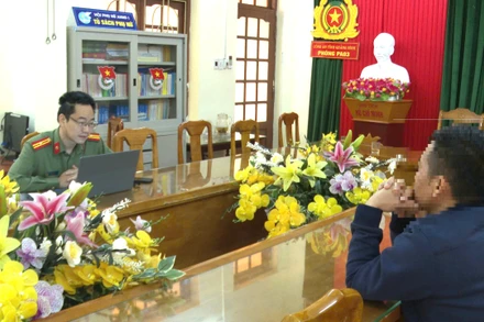 P.V.T làm việc với cán bộ Phòng An ninh chính trị nội bộ, Công an tỉnh Quảng Bình. (Ảnh: Công an Quảng Bình)