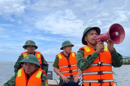 Bộ đội Biên phòng tỉnh Quảng Bình tuyên truyền, hướng dẫn chủ tàu cá neo đậu tránh trú bão an toàn. 