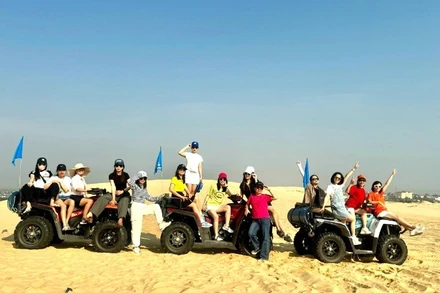 Du khách lái xe địa hình trên đồi cát Quang Phú. (Ảnh: minh họa)