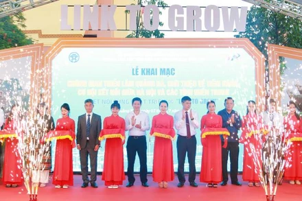 Các đại biểu cắt băng khai mạc hội chợ.