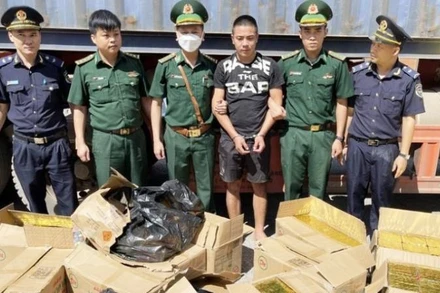 Lực lượng chức năng bắt giữ Phạm Văn Tiến cùng tang vật,