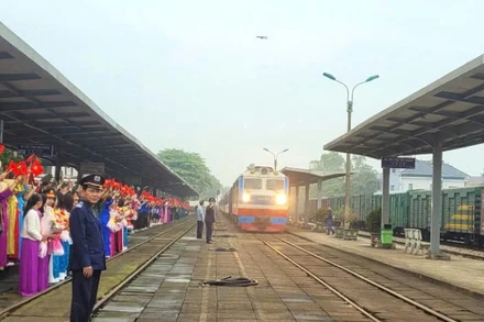 Cán bộ, nhân dân tỉnh Quảng Bình đón đoàn tàu hỏa số 1 chở cán bộ, chiến sĩ và lực lượng dân quân tự vệ tham gia diễu binh, diễu hành kỷ niệm 50 năm ngày giải phóng miền nam thống nhất đất nước vào dừng nghỉ tại ga Đồng Hới.