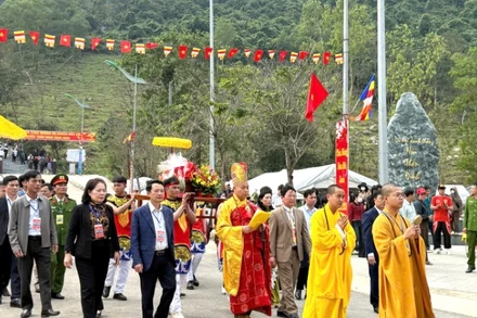 Nghi lễ rước “nước thiêng” từ giếng Tiên trên đỉnh núi về chùa Kim Phong.