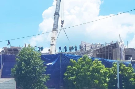 Các đơn vị liên quan xử lý sự cố tại công trình Trung tâm văn hóa huyện Tuyên Hóa.