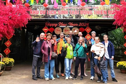 Nhóm khách du lịch nước ngoài tham quan động Thiên Đường sáng mồng 4 Tết Giáp Thìn.