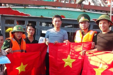 Bộ đội biên phòng Quảng Bình tặng cờ Tổ quốc và tuyên truyền về chống khai thác IUU cho ngư dân trong tỉnh.