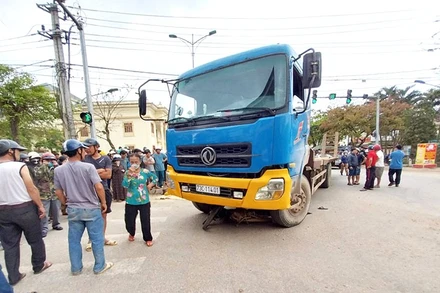 Hiện trường vụ tai nạn trưa nay tại thị trấn Quy Đạt, tỉnh Quảng Bình. (Ảnh: XP)
