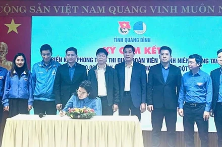 Ký cam kết thực hiện phong trào thi đua “Đoàn viên, thanh niên tỉnh Quảng Bình đóng góp 20 nghìn ngày công xóa nhà tạm, nhà dột nát”.