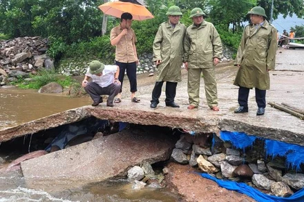 Đoàn công tác của tỉnh Quảng Bình và huyện Minh Hóa kiểm tra vị trí sạt lở trên ngầm tràn Ka Ai, xã Dân Hóa.