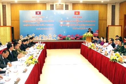 Quang cảnh buổi hội đàm, ký biên bản hợp tác về bảo vệ biên giới giữa hai tỉnh Quảng Bình và Savannakhet (Lào).