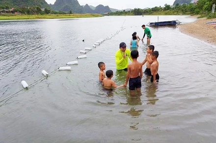 Trẻ em thị trấn Phong Nha (Quảng Bình) học bơi miễn phí trong hè 2022.