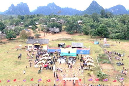 Không khí lễ kết nghĩa cụm dân cư hai bên biên giới ở Cụm bản Noỏng Mạ, huyện Bua-Lạ-Pha, tỉnh Khammouane (Lào) đông vui như ngày hội.