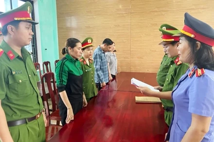 Công an tỉnh Quảng Bình khởi tố Nguyễn Thị Loan (áo xanh đen) về tội tham ô tài sản. (Ảnh: Công an Quảng Bình)