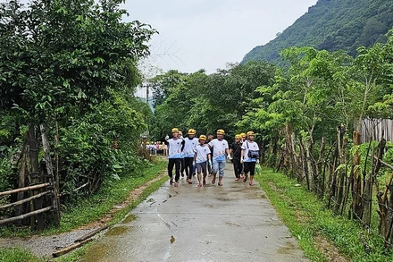 Đoàn khách du lịch đến từ Vĩnh Long khám phá bản làng người Bru-Vân Kiều ở Ngân Thủy, Quảng Bình.