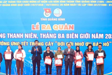 Tại lễ ra quân Tháng Thanh niên năm 2024, các đại biểu tặng quà cho các gia đình chính sách ở huyện Tuyên Hóa 