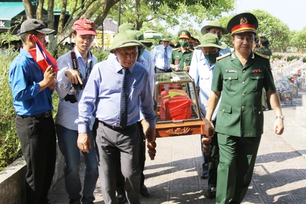 Đại diện lãnh đạo tỉnh Quảng Bình tiễn đưa hài cốt liệt về nơi an nghỉ tại Nghĩa trang Ba Dốc.