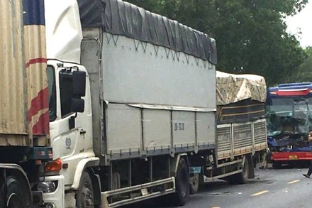 Hiện trường vụ tai nạn liên hoàn trên tuyến tránh lũ Quốc lộ 1 ở Quảng Bình chiều nay.