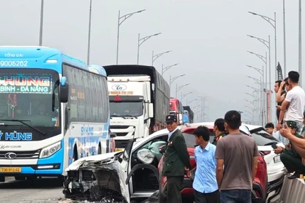 Vụ tai nạn giữa cầu Gianh làm tắc Quốc lộ 1A qua Quảng Bình chiều nay. (Ảnh: CTV)