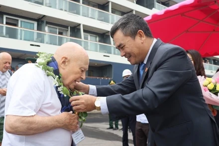 Giám đốc Sở Du lịch Quảng Bình Nguyễn Ngọc Quý (bên phải) xin nghỉ chế độ dù thời gian công tác còn khá dài.