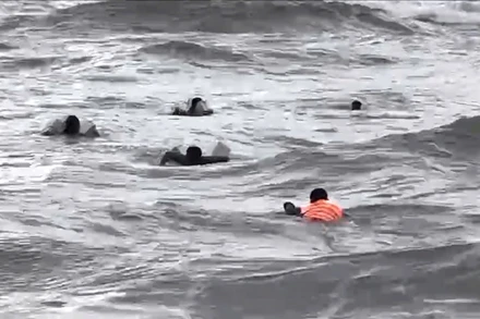 Tàu cá bị chìm, các ngư dân trên tàu cá Nam Định bám vào mũi tàu và bơi trên biển chờ ứng cứu.