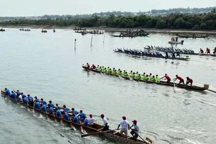 Các thuyền bơi nam bắt đầu xuất phát.