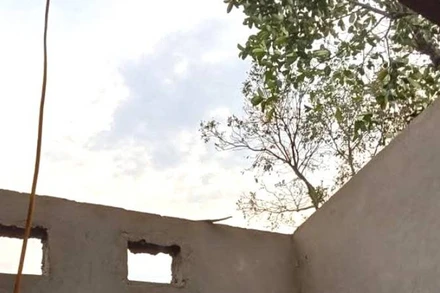 Mái nhà của người dân ở xã Phúc Trạch, huyện Bố Trạch bị lốc xoáy thổi bay tấm lợp.