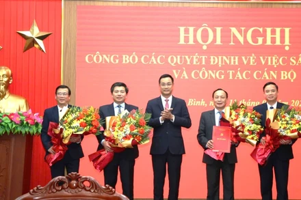 Bí thư Tỉnh ủy Quảng Bình Lê Ngọc Quang trao quyết định và tặng hoa cho Bí thư và các phó Bí thư Đảng ủy các cơ quan Đảng tỉnh 