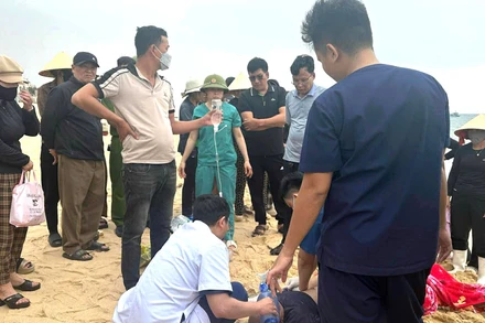 Nạn nhân được cấp cứu trên bãi biển nhưng không qua khỏi.