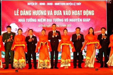 Lãnh đạo tỉnh Quảng Bình và Quân khu 4 cắt băng khánh thành Nhà tưởng niệm Đại tướng Võ Nguyên Giáp ở quê nhà An Xá, xã Lộc Thủy, huyện Lệ Thủy.