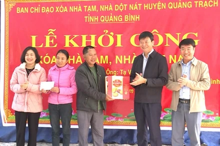Lãnh đạo huyện Quảng Trạch thăm động viên và trao quà cho gia đình được hỗ trợ làm nhà ở xã Quảng Phương.